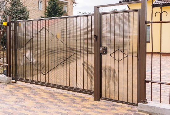 Купить ворота из профлиста с элементами ковки, с металлическими столбами в рамке или под дерево в Донецке от 157800 руб